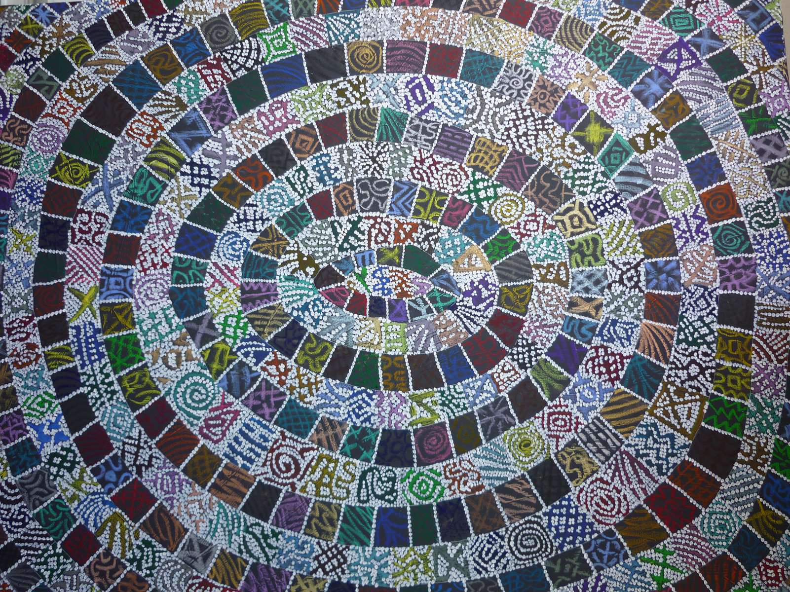 Le mur des illuminations avec des cercles concentriques