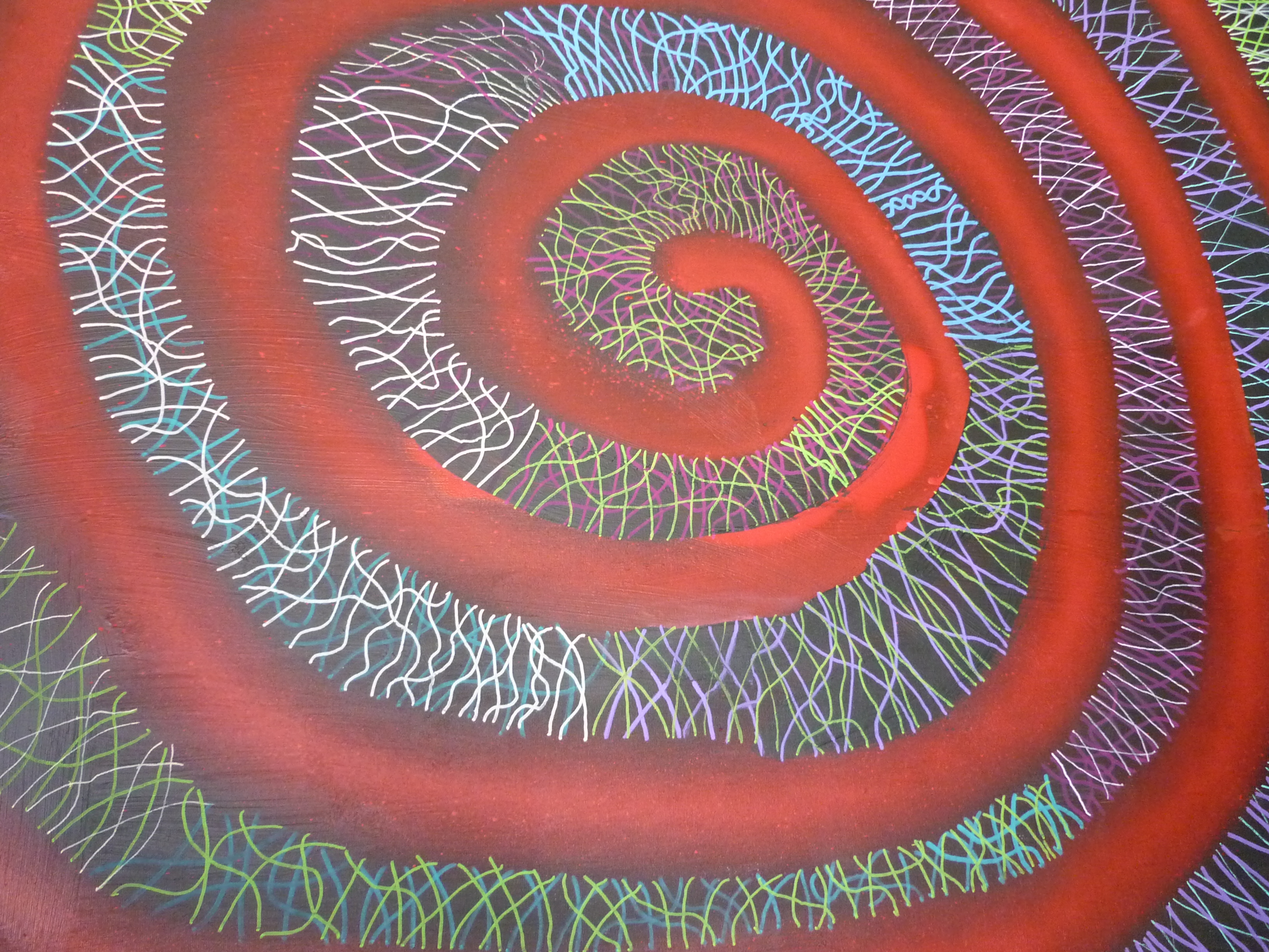 Spirale rouge avec fils colorés
